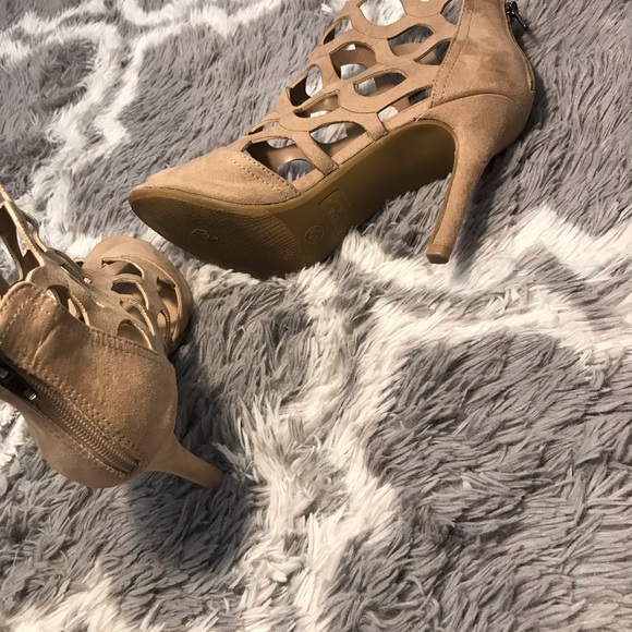 Madeline Stuart heels - Picture 4 of 6